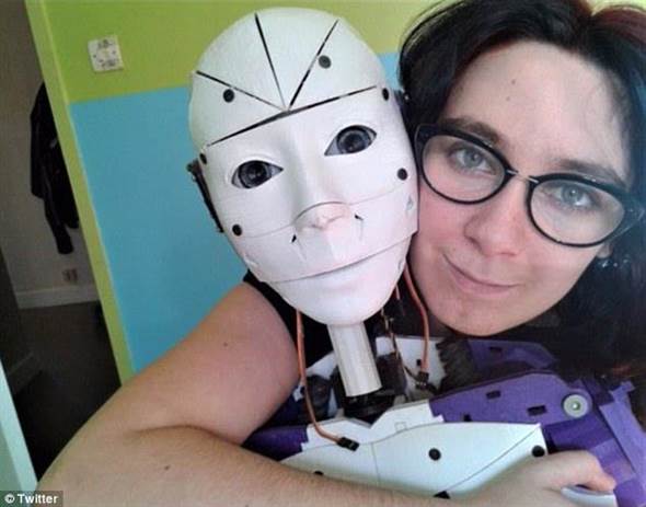 她愛上自己3D列印的機器人 打算結婚